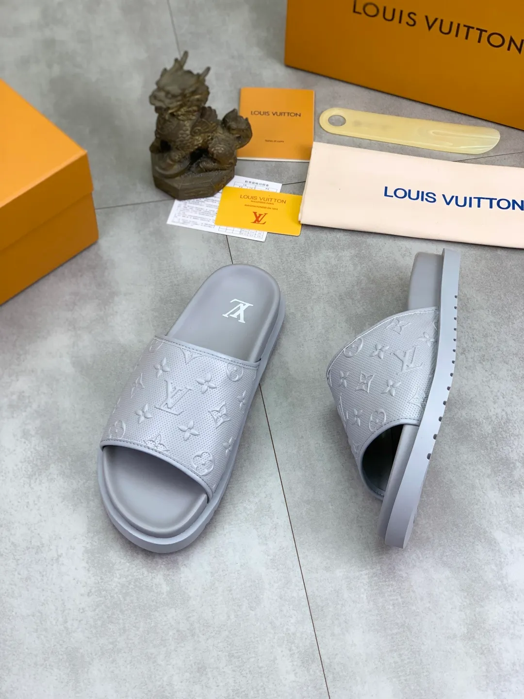 Men's shoes 💰P300💰【New style】🆘 Original quality 【LOUIS VUITTON】The popular Louis Vuitton LV men's slippers on the official website are on sale simultaneously! Original fabric imported from Italy, original factory special supply, code number: 38-44 (45 customized), many colors available
